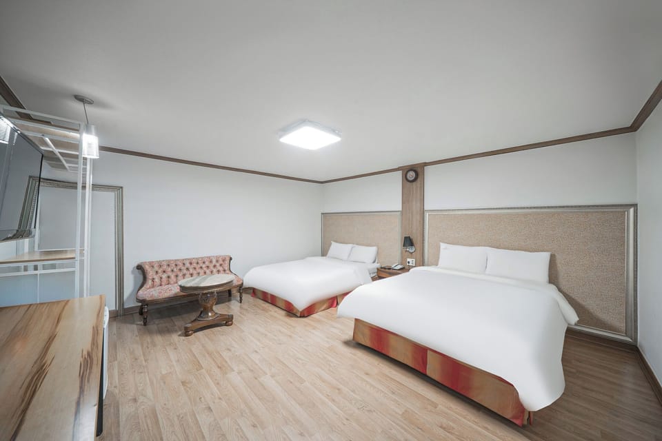 Suite semi (Price for 2, additional charge of 10,000 KRW per person) | Minibar, in-room safe, desk, laptop workspace