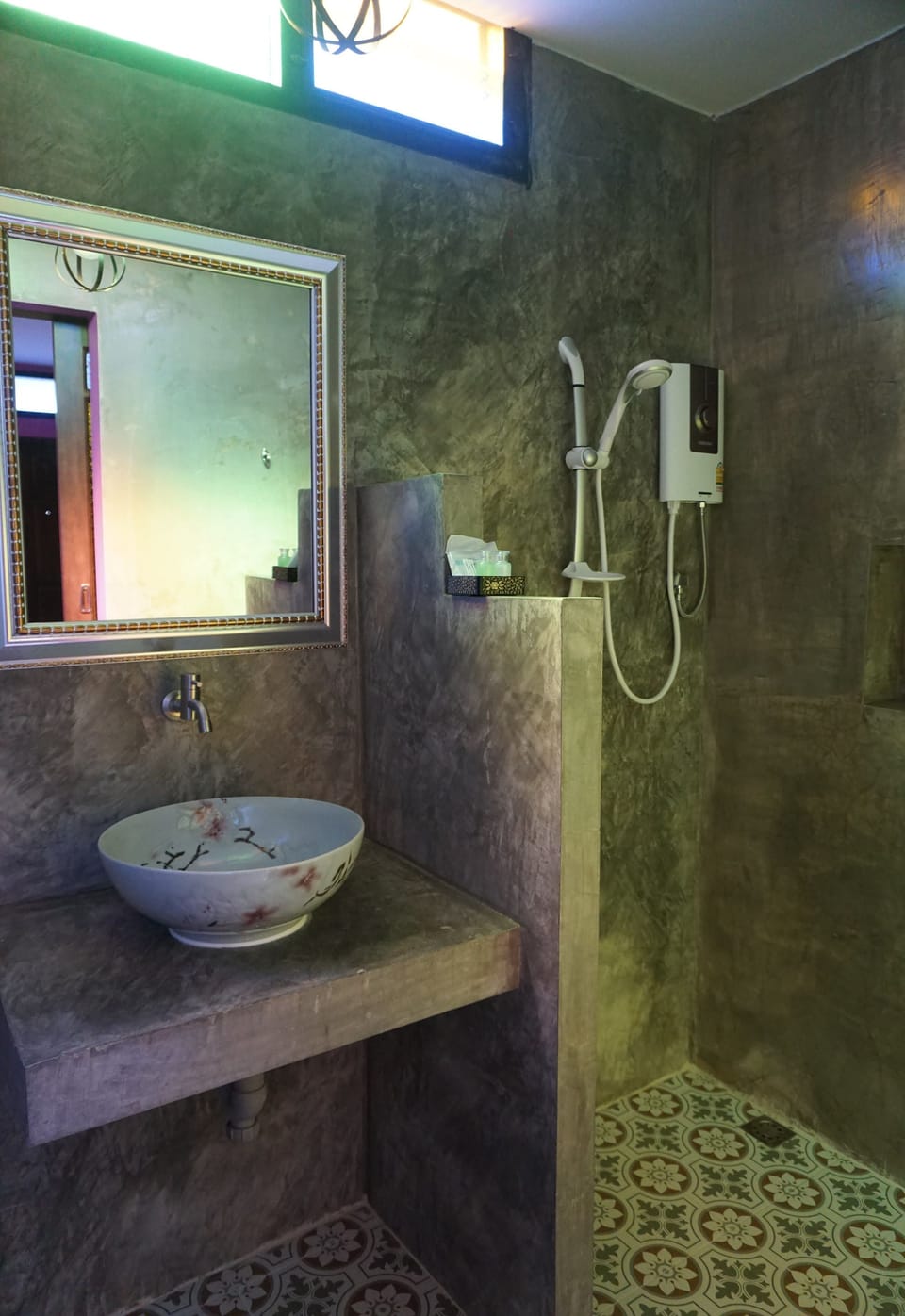 Deluxe Room | Bathroom | Shower, free toiletries, towels