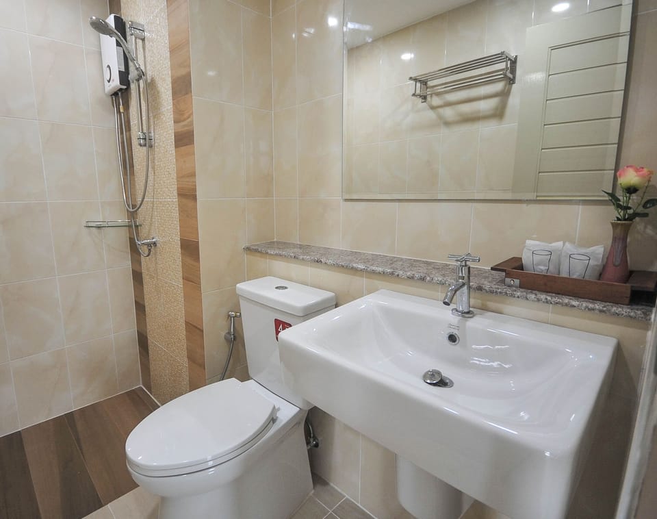 Suite | Bathroom | Shower, free toiletries, hair dryer, towels