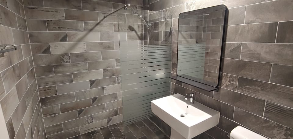Combined shower/tub, rainfall showerhead, designer toiletries