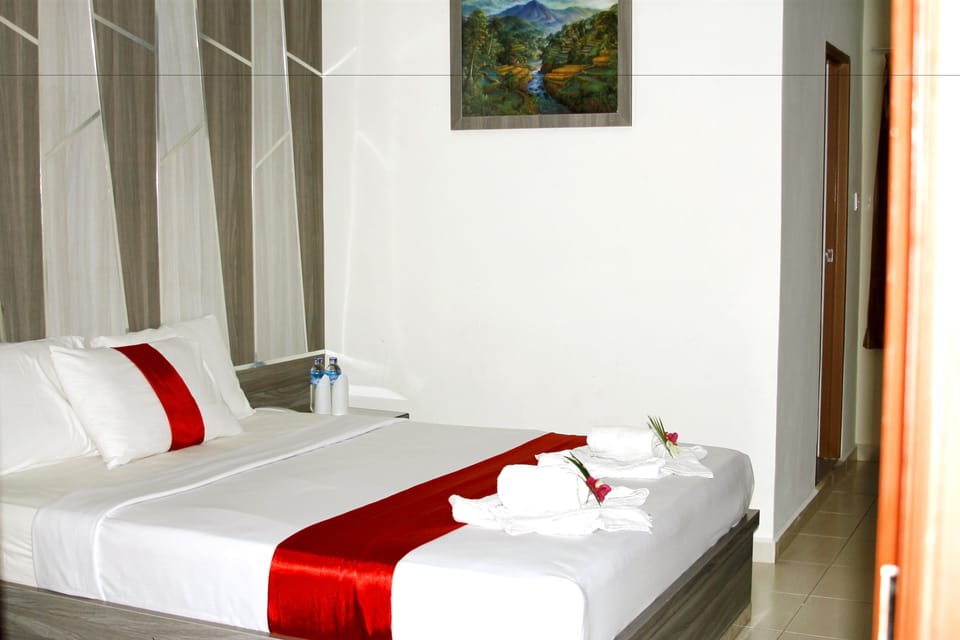 Deluxe Room | Minibar, in-room safe, desk, rollaway beds (surcharge)