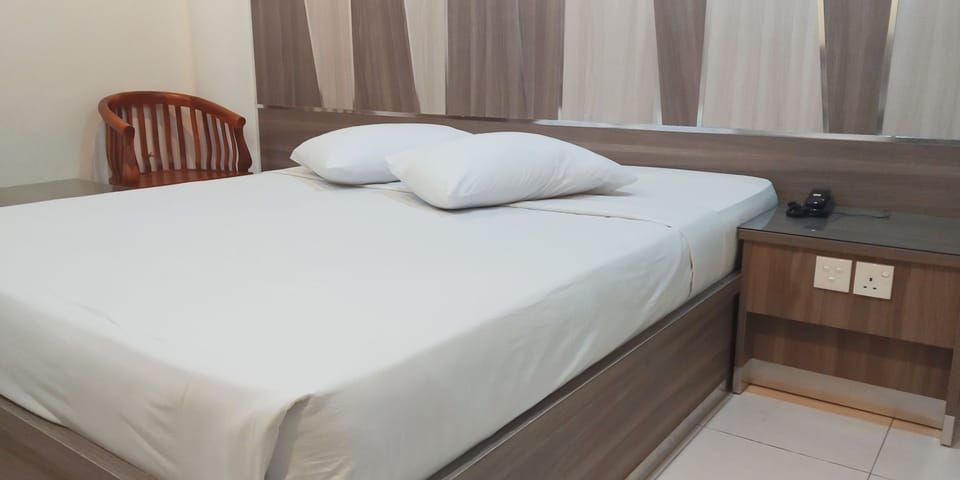 Deluxe Room | Minibar, in-room safe, desk, rollaway beds (surcharge)