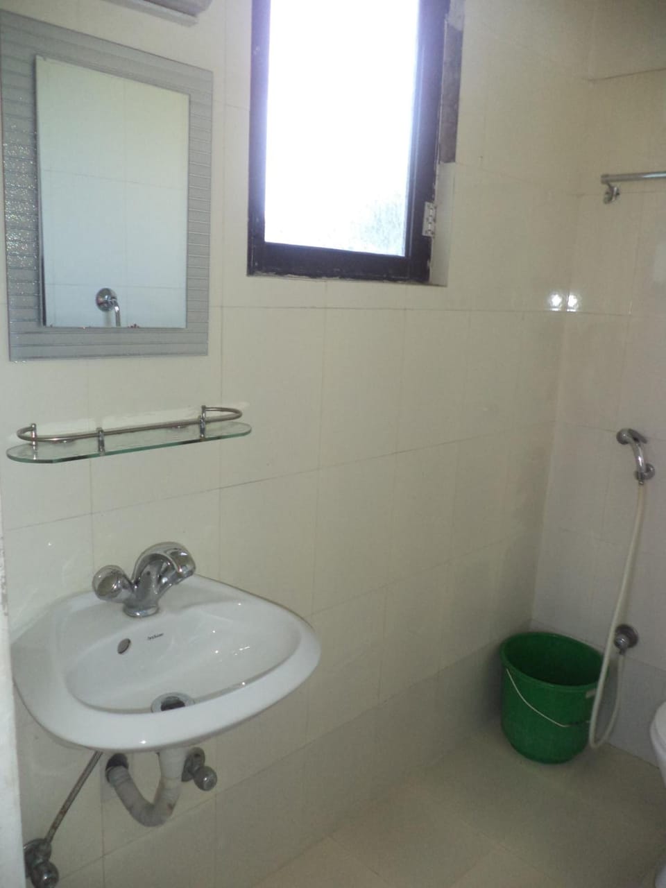 Shower, rainfall showerhead, free toiletries, slippers