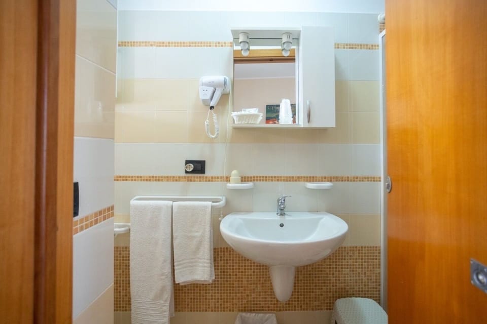 Panoramic Suite, Connecting Rooms, Garden View | Bathroom | Shower, free toiletries, hair dryer, towels