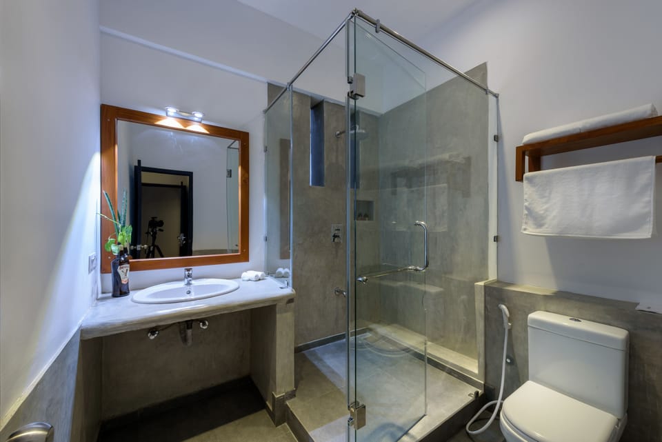 Comfort Room, 1 King Bed | Bathroom | Shower, rainfall showerhead, free toiletries, towels