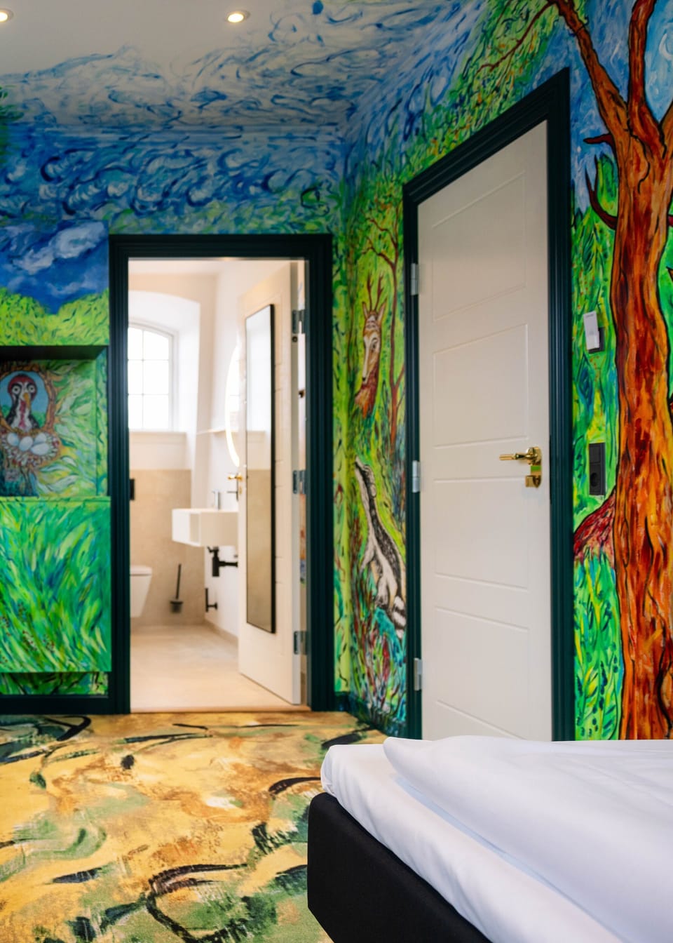 Deluxe Room, 1 King Bed, Non Smoking | Desk, iron/ironing board, free WiFi, bed sheets