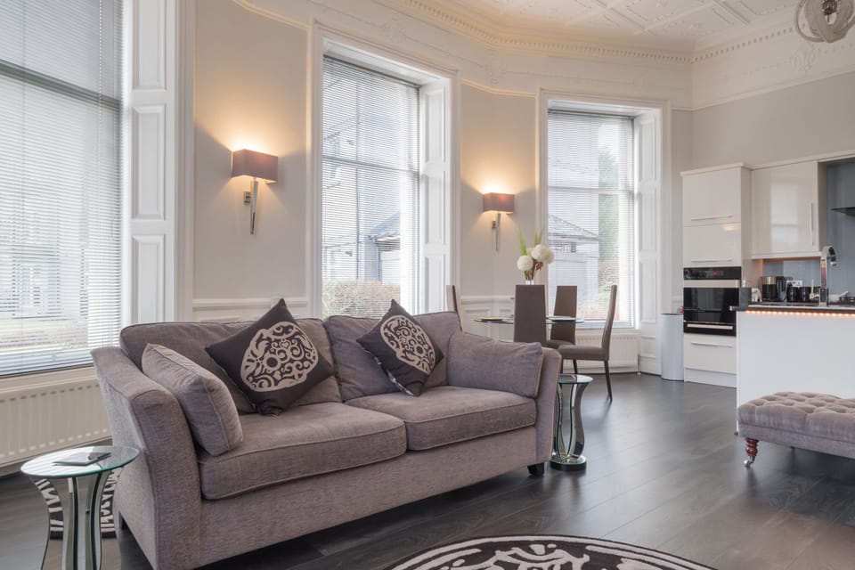 "Platinum" Luxury Apartment Double Bed with Double Walk-in Shower | Living room | 55-inch flat-screen TV with satellite channels, Smart TV, Netflix