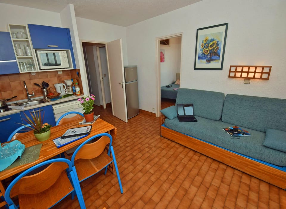 Apartment, 1 Bedroom | Living room | Flat-screen TV, table tennis