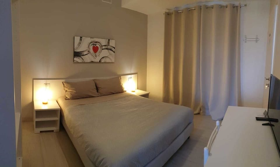 Minibar, desk, soundproofing, iron/ironing board