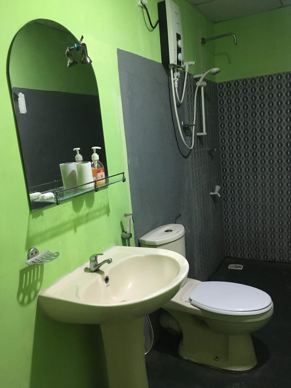 Deluxe Room, 1 Bedroom, Non Smoking, Garden View | Bathroom | Shower, free toiletries, towels