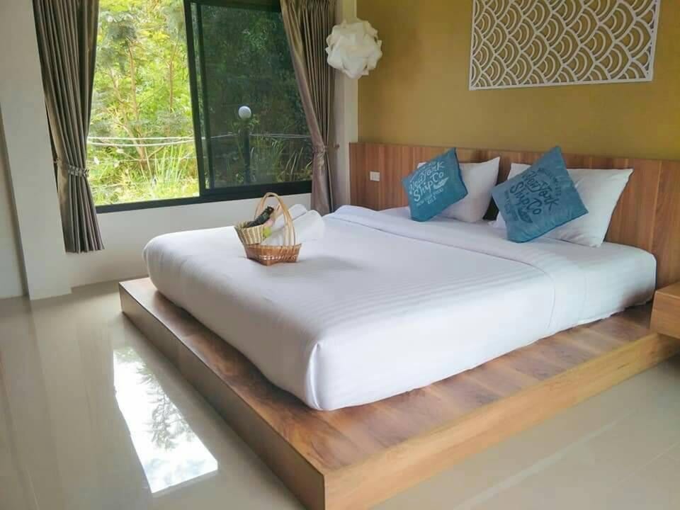 Luxury Room, 1 King Bed, Canal View | Desk, free WiFi