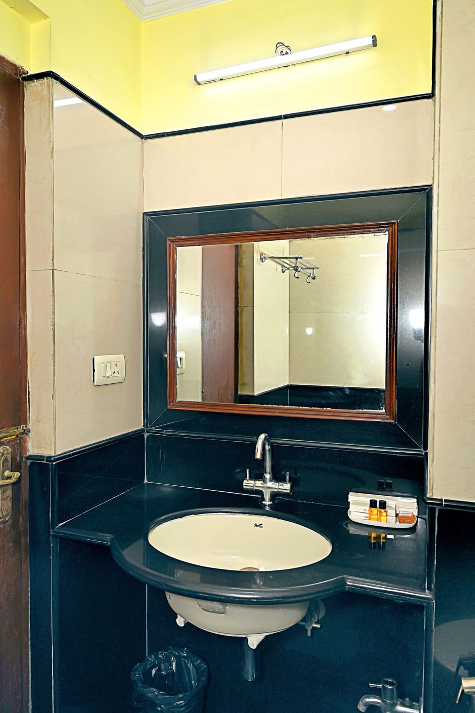 A/C Executive Room | Bathroom | Shower, free toiletries, bathrobes, towels
