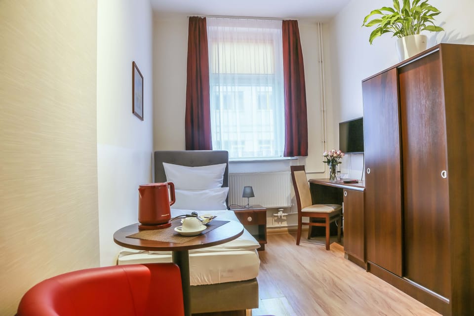 Comfort Single Room | Desk, laptop workspace, soundproofing, iron/ironing board (on request)