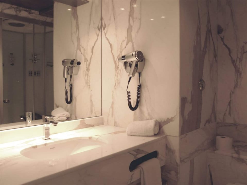 Shower, rainfall showerhead, free toiletries, hair dryer
