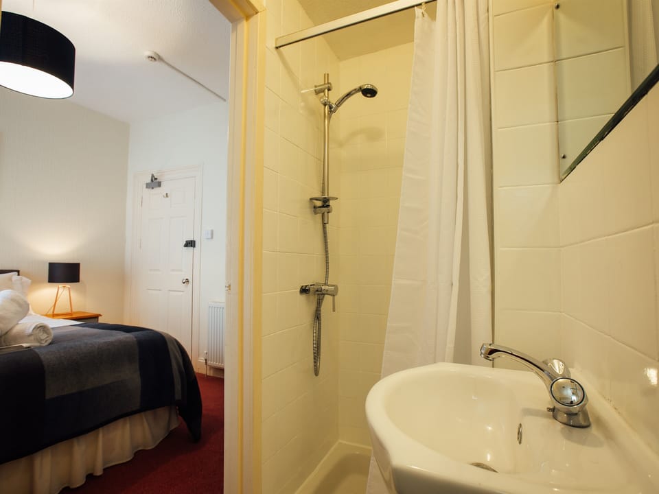 Double Room, Ensuite (Room 6) | Bathroom | Free toiletries