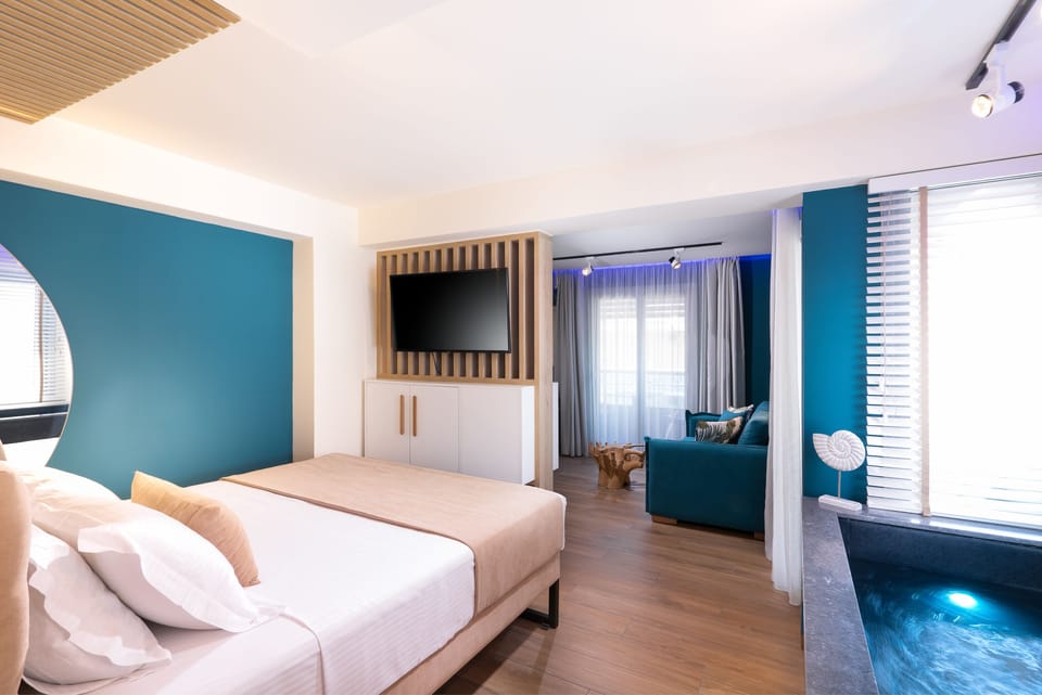 Deluxe Suite | In-room safe, desk, soundproofing, iron/ironing board