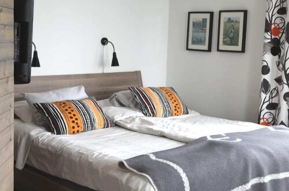 Desk, WiFi (free), bed sheets