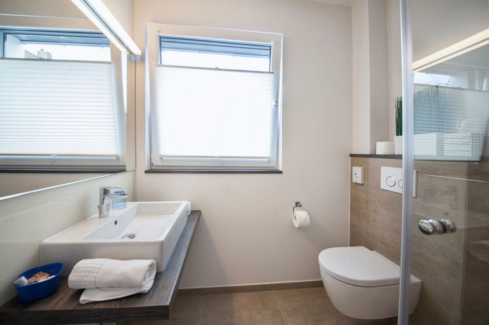 Double Room, Balcony, Garden View | Bathroom | Shower, free toiletries, hair dryer, towels
