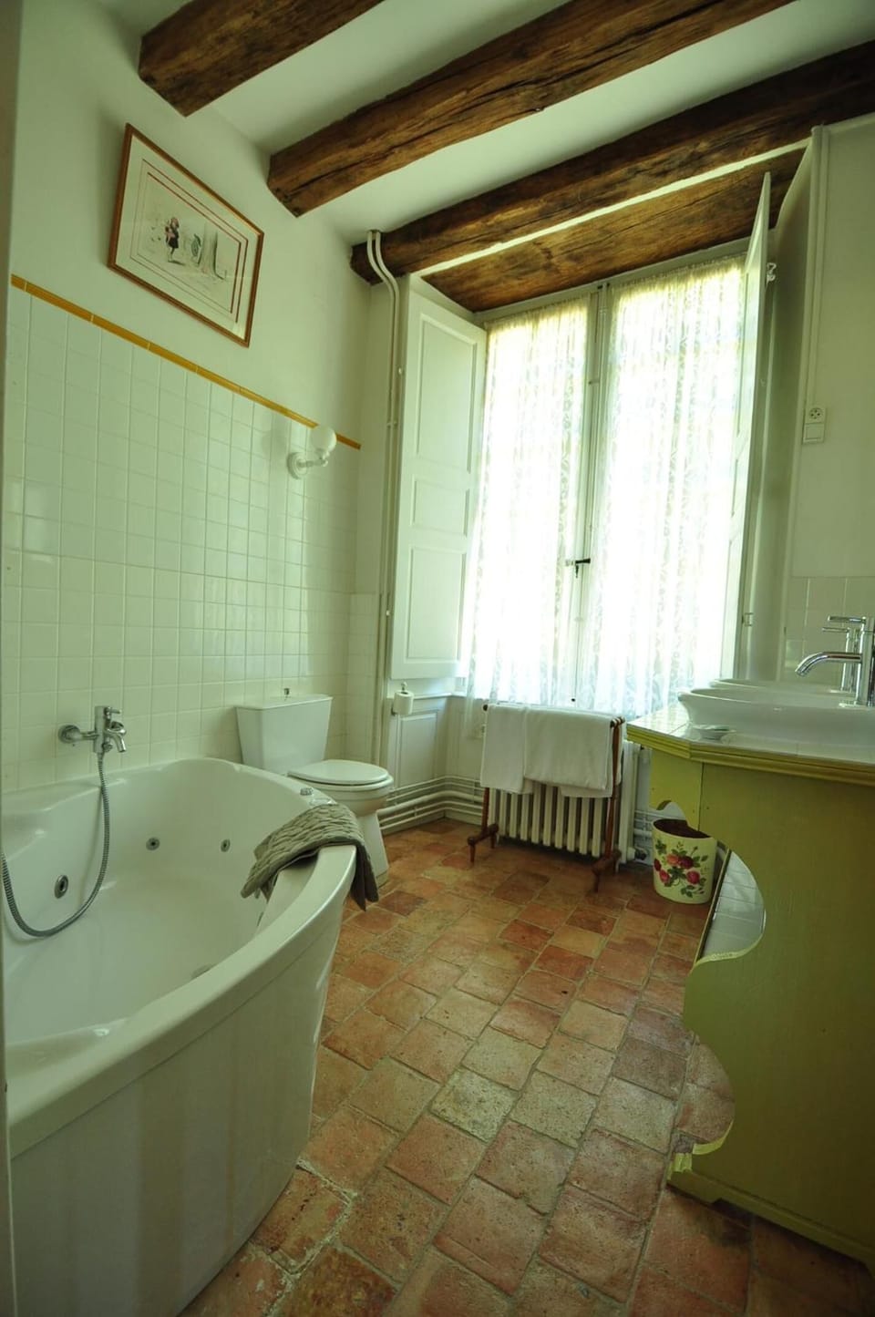 Combined shower/tub, free toiletries, hair dryer, towels