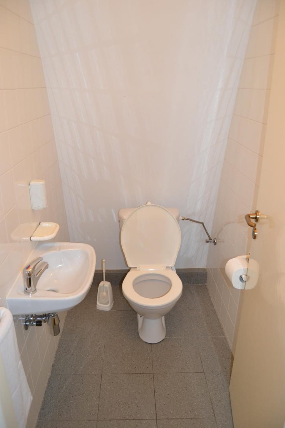 Shower, free toiletries, towels