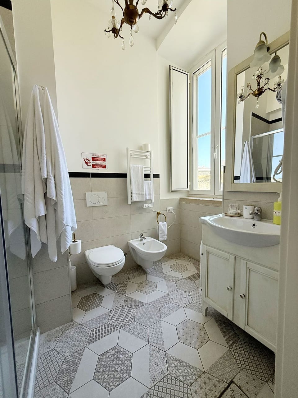 Superior Room | Bathroom | Shower, free toiletries, hair dryer, bidet