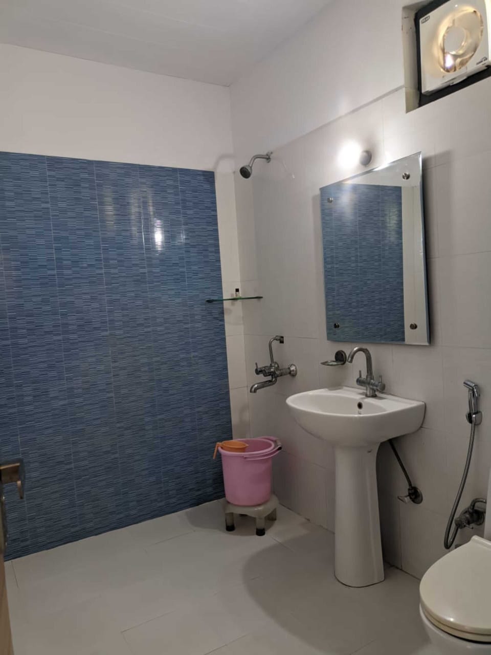 Luxury Cottage (Pool Side) | Bathroom | Shower, free toiletries, towels