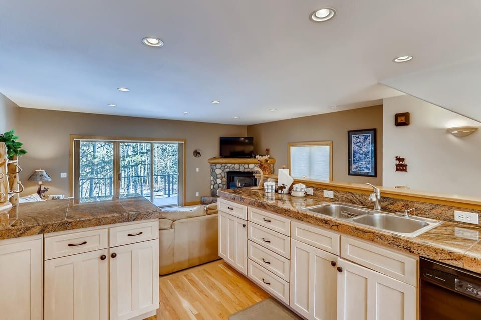 Townhome, 3 Bedrooms | Private kitchen | Microwave, oven, dishwasher, coffee/tea maker