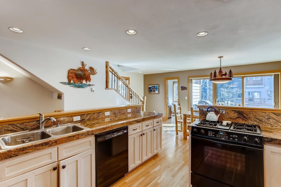 Townhome, 3 Bedrooms | Private kitchen | Microwave, oven, dishwasher, coffee/tea maker