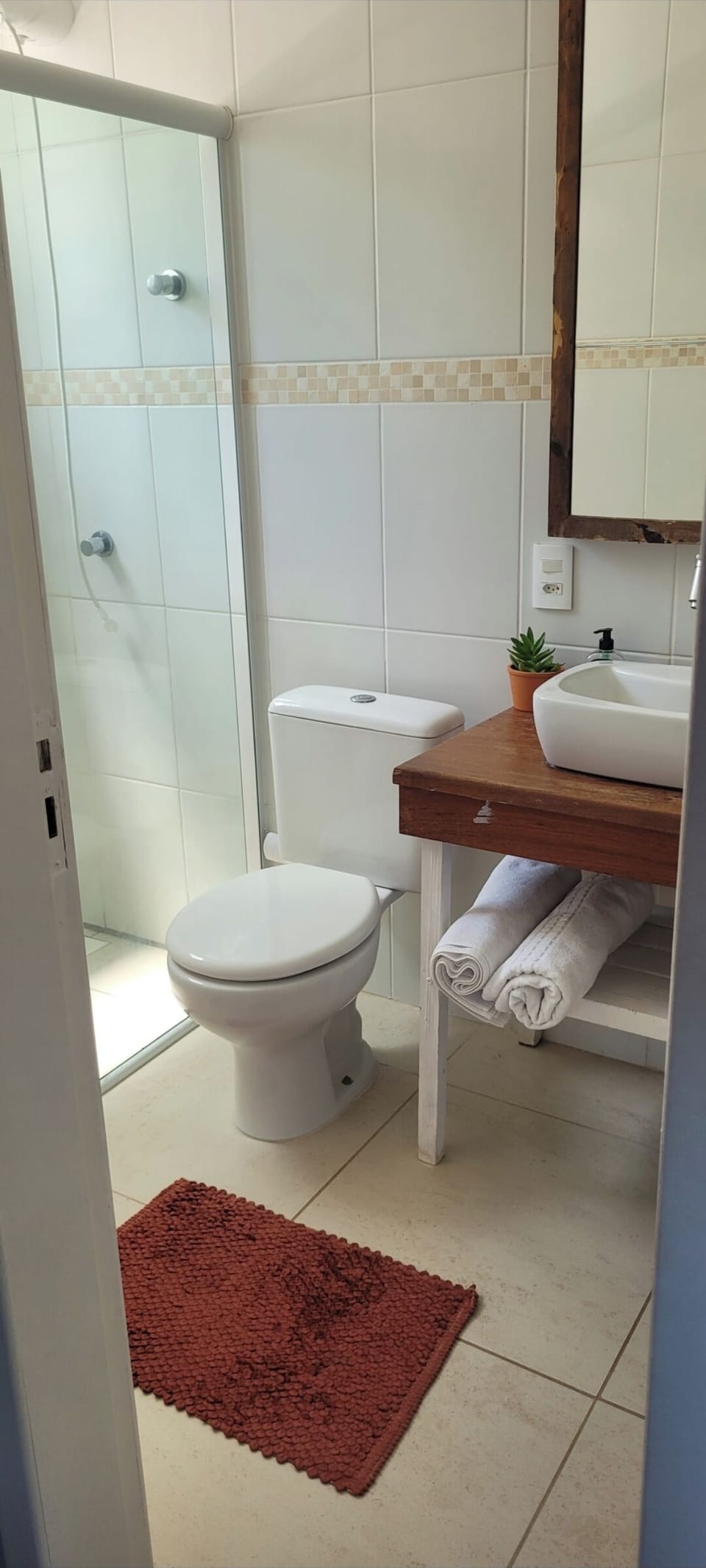 Bungalow | Bathroom | Shower, hair dryer, towels
