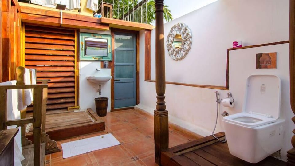 Presidential Studio Suite | Bathroom | Shower, free toiletries, hair dryer, towels