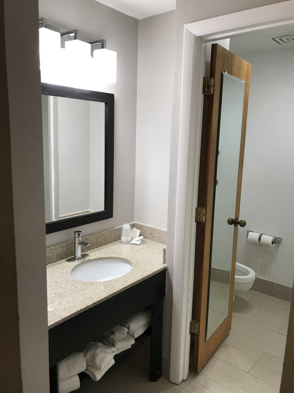 Combined shower/tub, hair dryer, towels