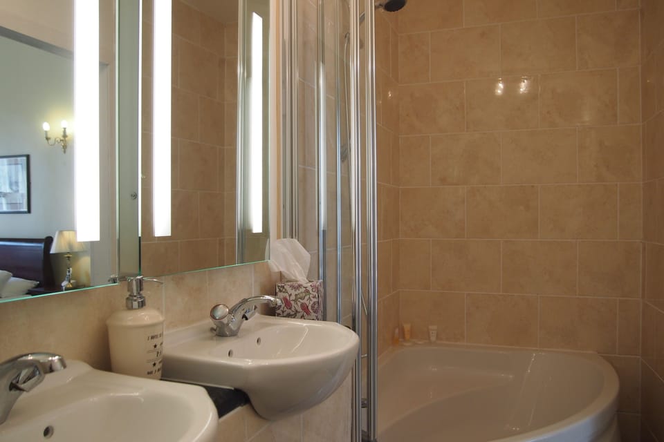 Junior Suite | Bathroom | Hair dryer, towels, soap, shampoo