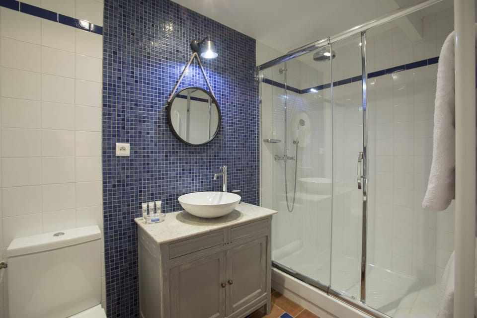 Suite ( Salagou) | Bathroom | Free toiletries, hair dryer, slippers, towels