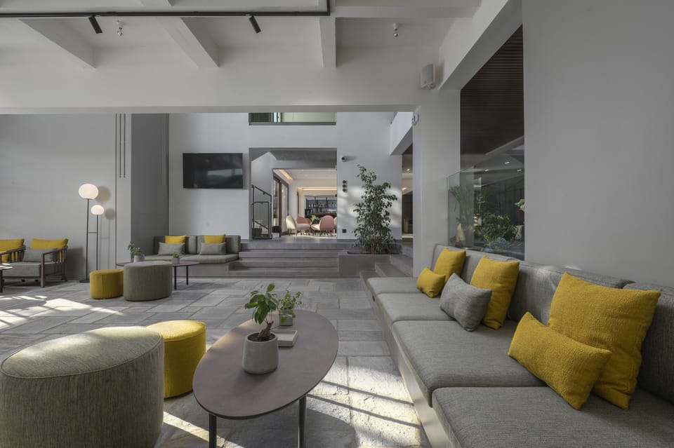 2 bars/lounges, lobby lounge