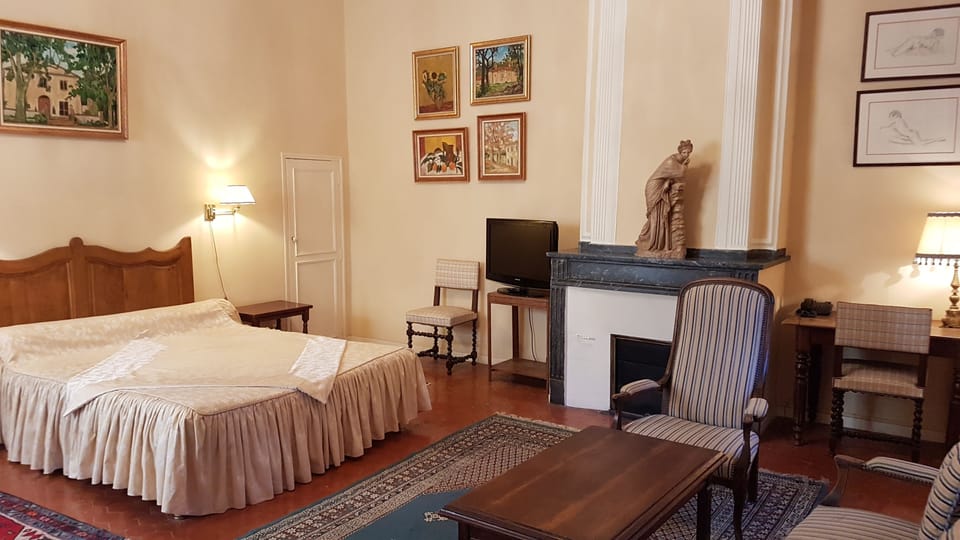Superior Room, 1 Queen Bed, Kitchenette | Individually decorated, individually furnished, desk, soundproofing
