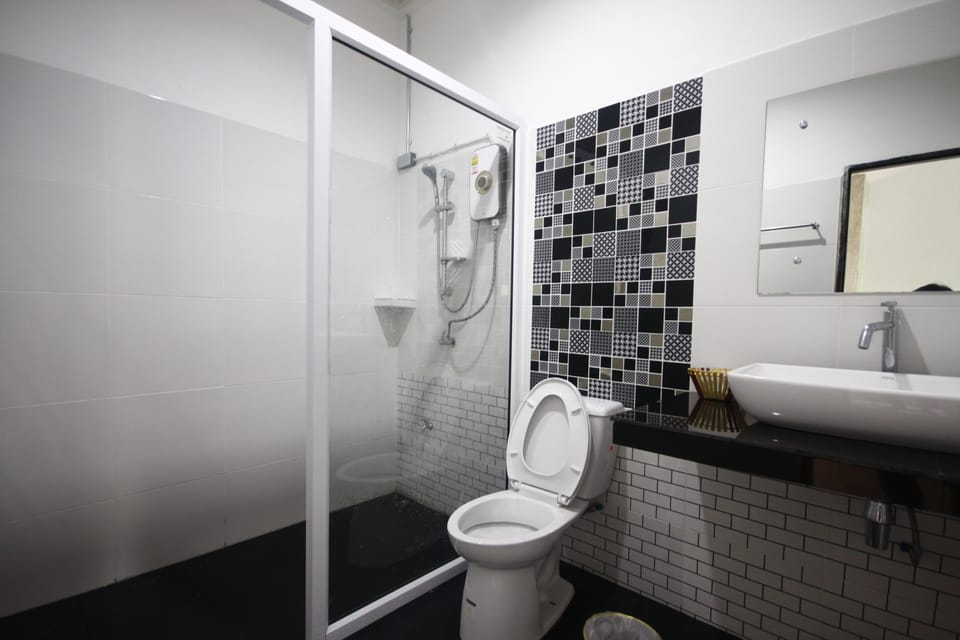 VIP Room | Bathroom | Shower, free toiletries, towels