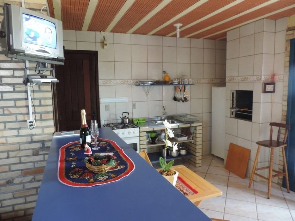 House | Private kitchenette | Fridge, oven, stovetop, cookware/dishes/utensils