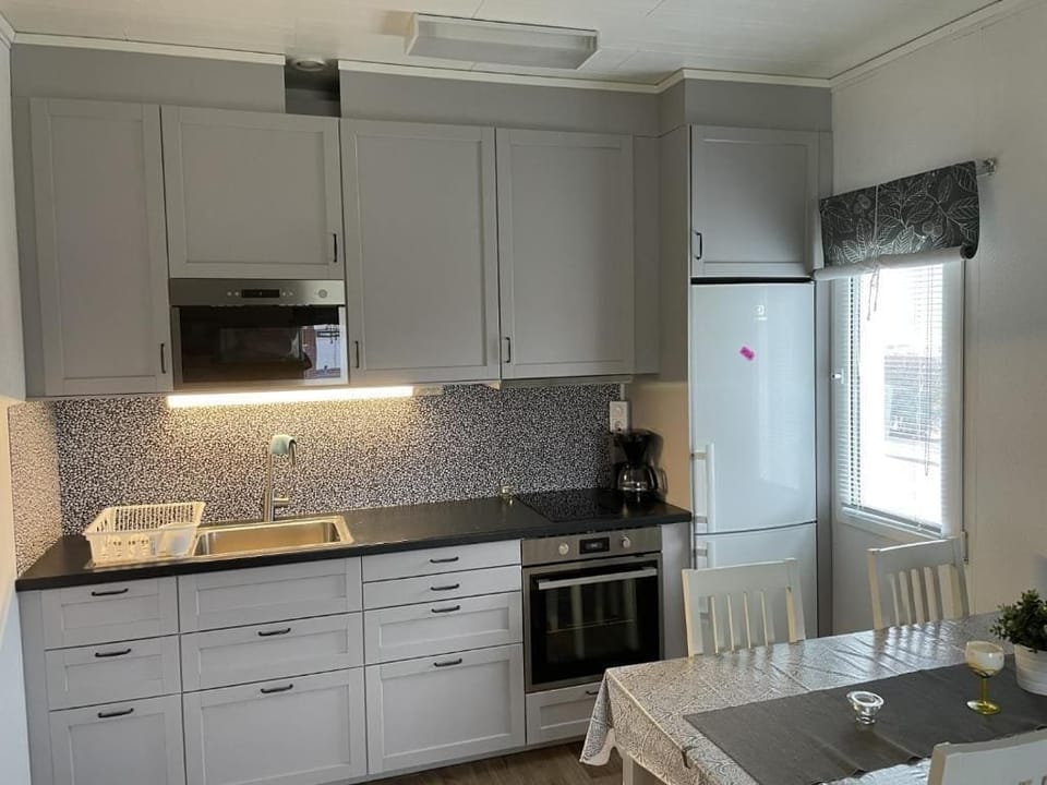 Coffee/tea maker, full-size fridge, microwave, oven