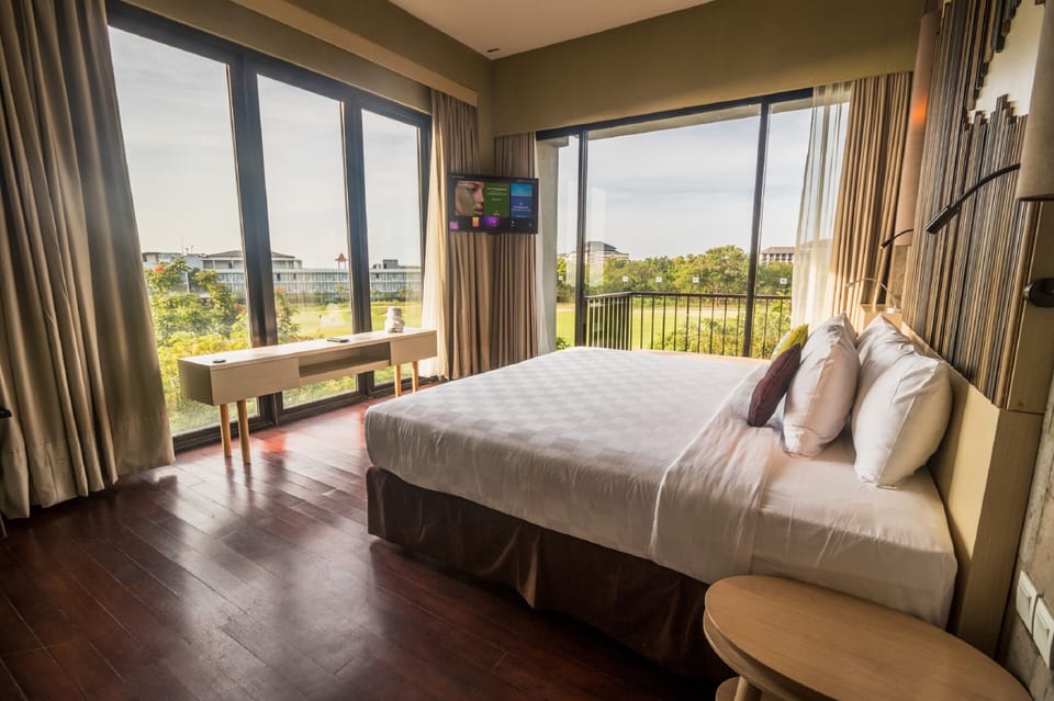 Suite, 1 Bedroom, Ocean View | In-room safe, desk, laptop workspace, blackout drapes