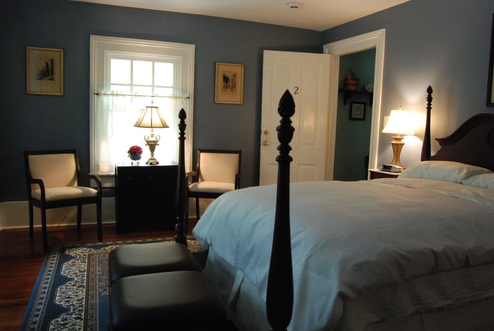 Room, 1 Queen Bed, Fireplace | Iron/ironing board, free WiFi, bed sheets