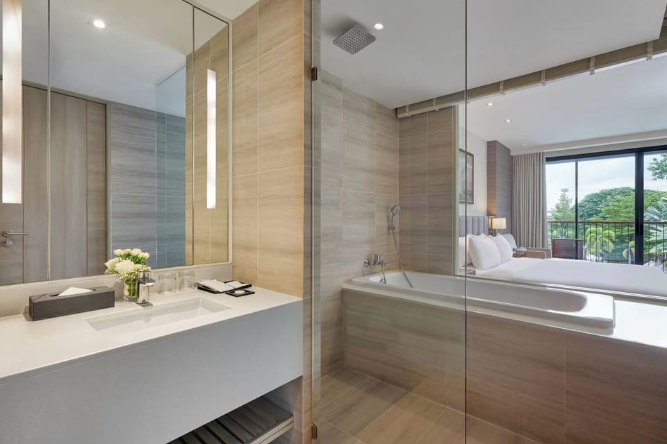Executive Room | Bathroom | Free toiletries, hair dryer, bathrobes, slippers