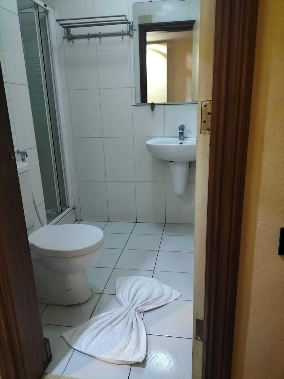 Combined shower/tub, deep soaking tub, free toiletries, bidet