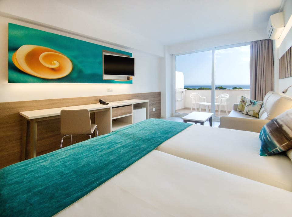 Minibar, in-room safe, desk, free WiFi
