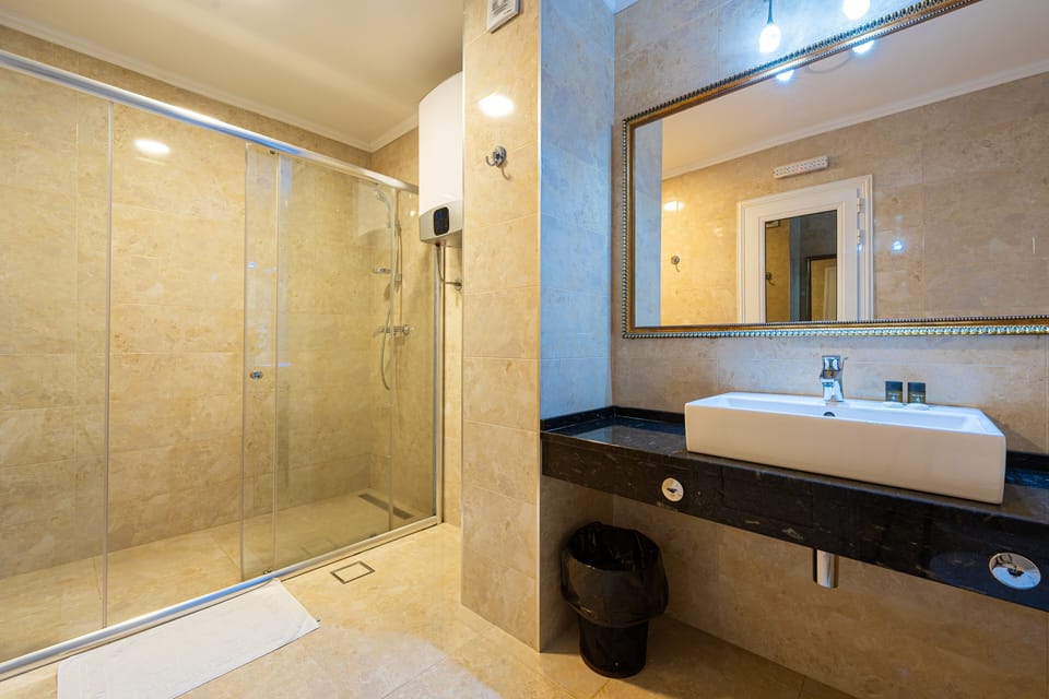 Suite with Sea View | Bathroom | Shower, eco-friendly toiletries, hair dryer, towels