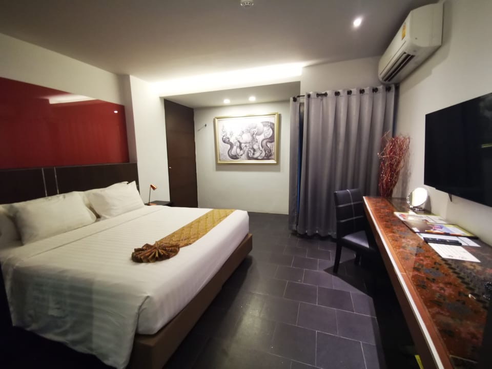 Standard Double Room | In-room safe, laptop workspace, blackout drapes