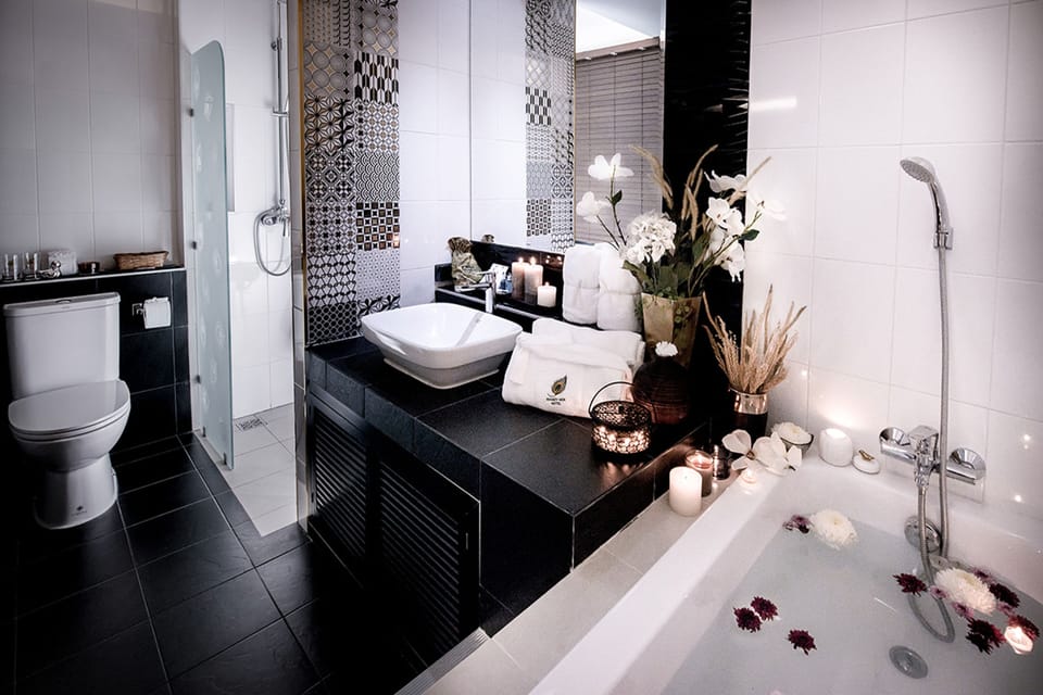 Grand Suite Room | Bathroom | Shower, designer toiletries, hair dryer, slippers