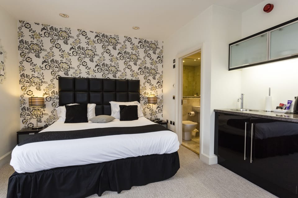 Deluxe Double Room | Egyptian cotton sheets, premium bedding, desk, laptop workspace