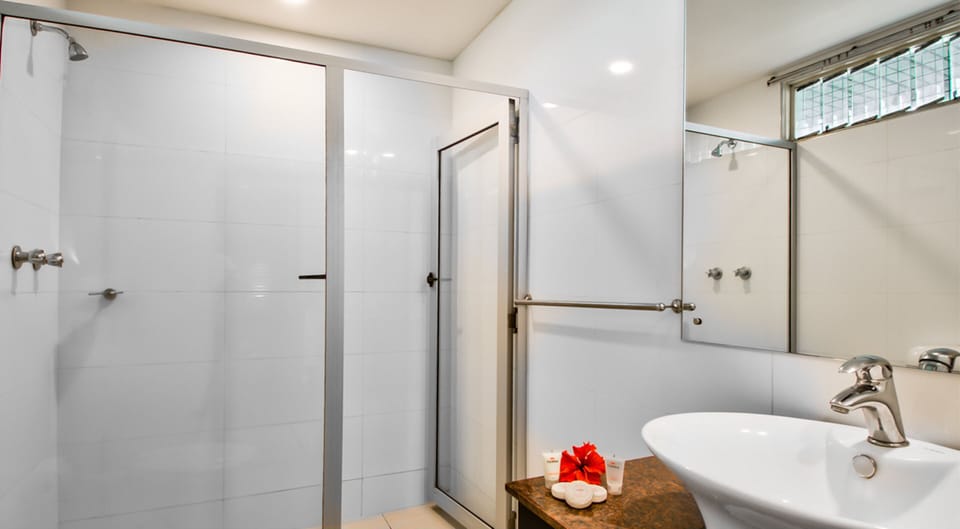 Cottage Superior | Bathroom | Shower, free toiletries, hair dryer, towels