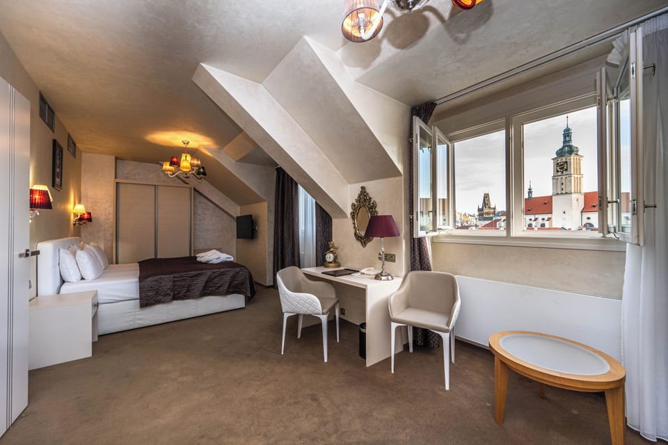 Deluxe Studio Suite | Minibar, in-room safe, blackout drapes, soundproofing