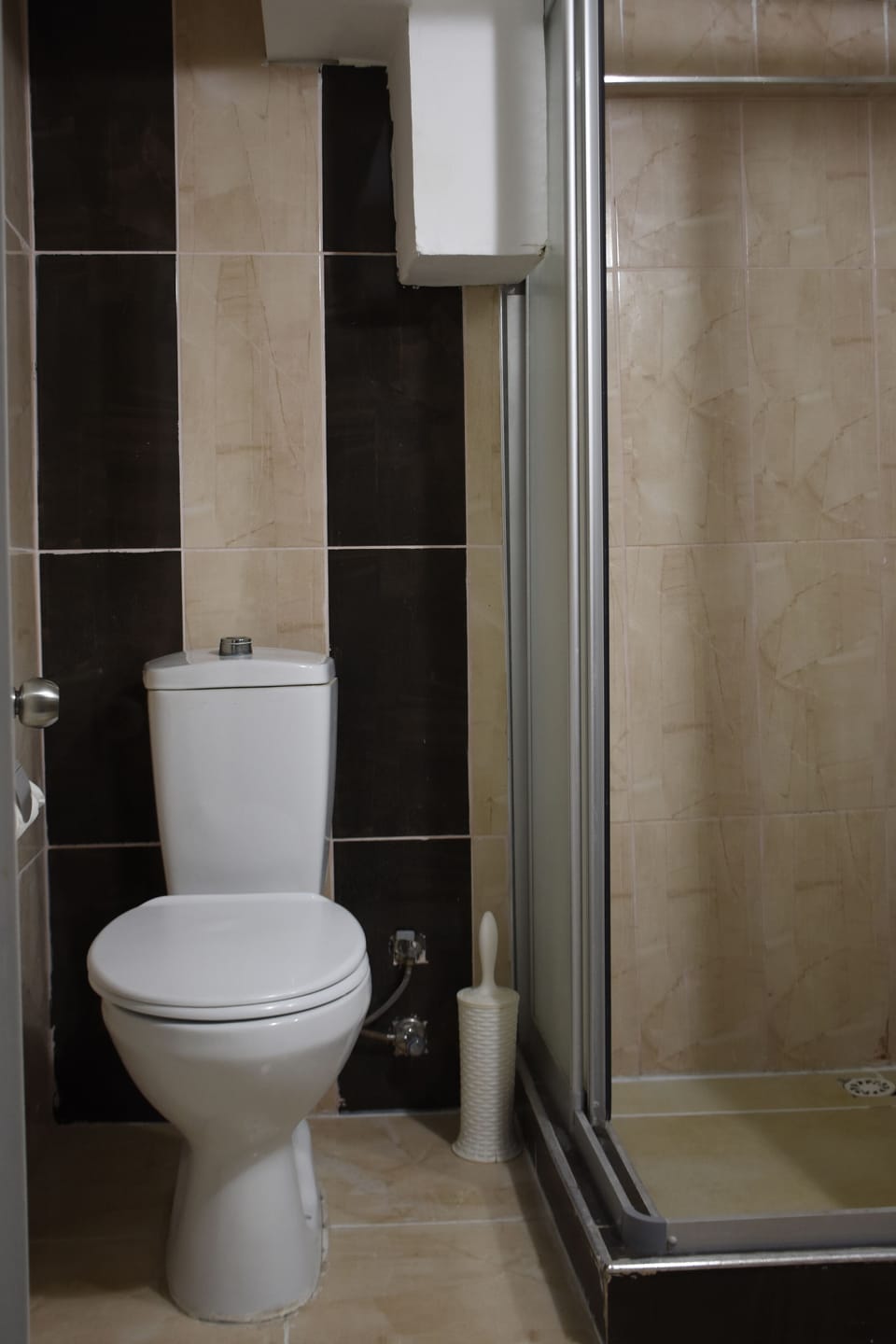 Classic Twin Room | Bathroom | Shower, free toiletries, hair dryer, slippers